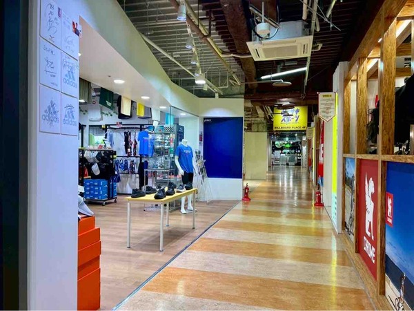 MGA MAGICSL10 YEARS LANDMARK POP UP STORE