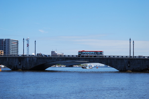 918075