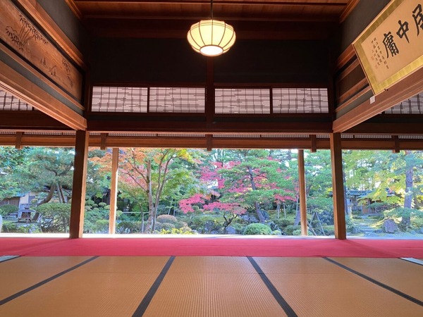 紅葉スポット2024 新潟市 北方文化博物館