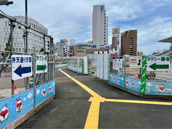 万代広場の歩行者通路