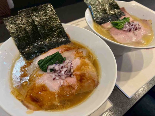 東区物見山にオープンしたラーメン店『らぁめん鳥紬麦』で『まる鶏醤油らぁめん』『まる鶏塩らぁめん』食べてみた。