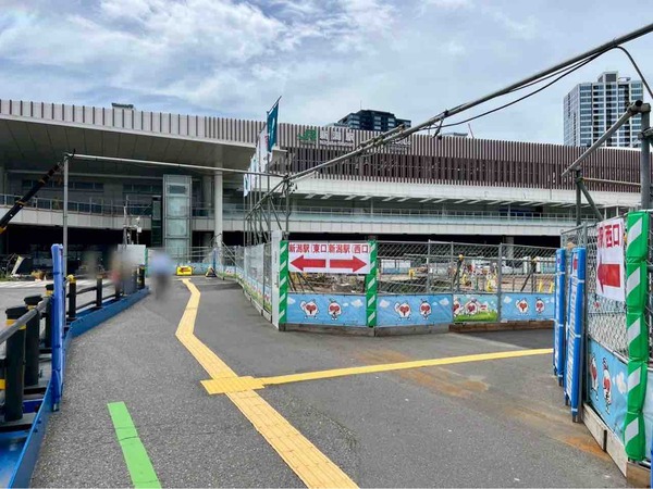 万代広場の歩行者通路