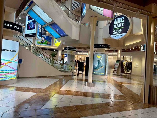 T-SHIRT POP UP STORE