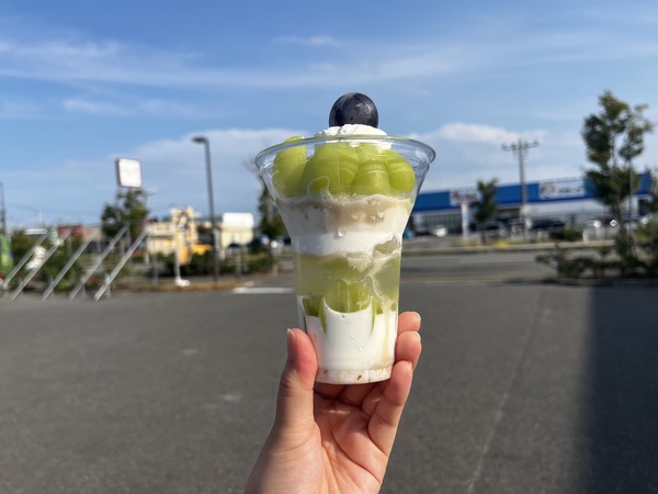 シャインマスカットパフェ(上にのっているのがルビーシャイン)