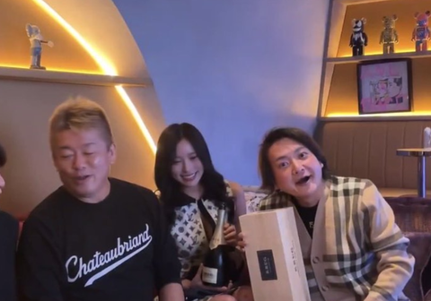 【悲報】ホリエモン「ひろゆきがまた変なこと言ってる。嫁の入れ知恵か？フェミっぽくて気持ち悪い嫁」←ひろゆき嫁、ブチギレ