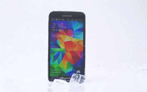 GALAXYがアイスバケットチャレンジに成功。次の指名はiPhoneなど。宣伝利用しててわろたｗｗｗｗ