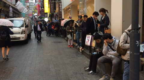 【画像】ついに韓国でもiPhone6発売！販売店の前には500mの大行列