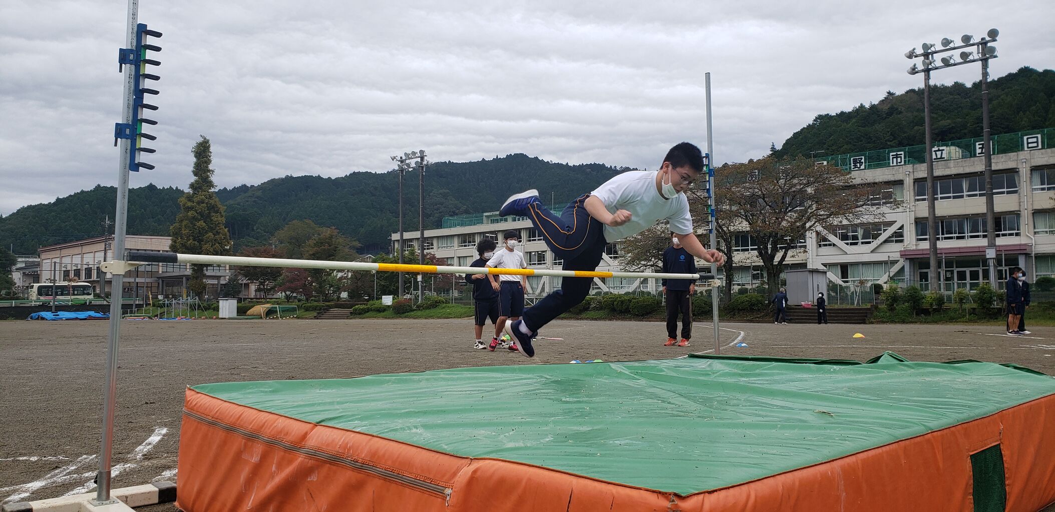 走り高跳びの授業 あきる野市立五日市中学校ブログ