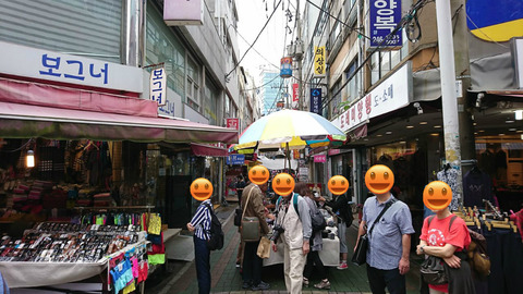 かなりの人で賑わっています