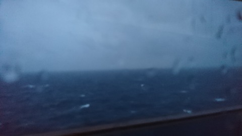 雨もそこそこ強く、波は3メートルくらいあるでしょうか