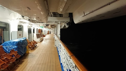 デッキの明るさが際立ちますね