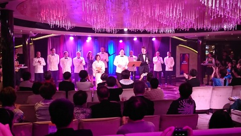 中央が船長です