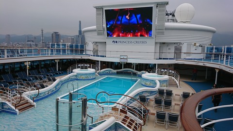 クルーズ船といえばプール