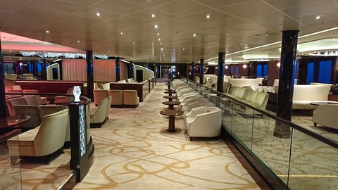 うっすら右に傾斜しています。