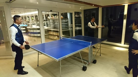 船がゆっくり揺れる中の卓球は予測不能で面白い