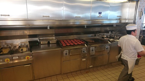 中のパティを焼いています