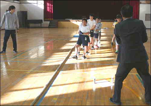 綱引き大会目指して特訓中 五日市小学校日記