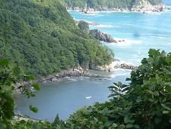 紺碧の海からの波 岩場に砕けて白く泡立つ