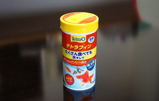 ダイソーの 金魚のエサ フレークタイプ 30g がどこにも売ってなかったので テトラフィン 50g を買ってみました 弐拾郎のデジタルdiary