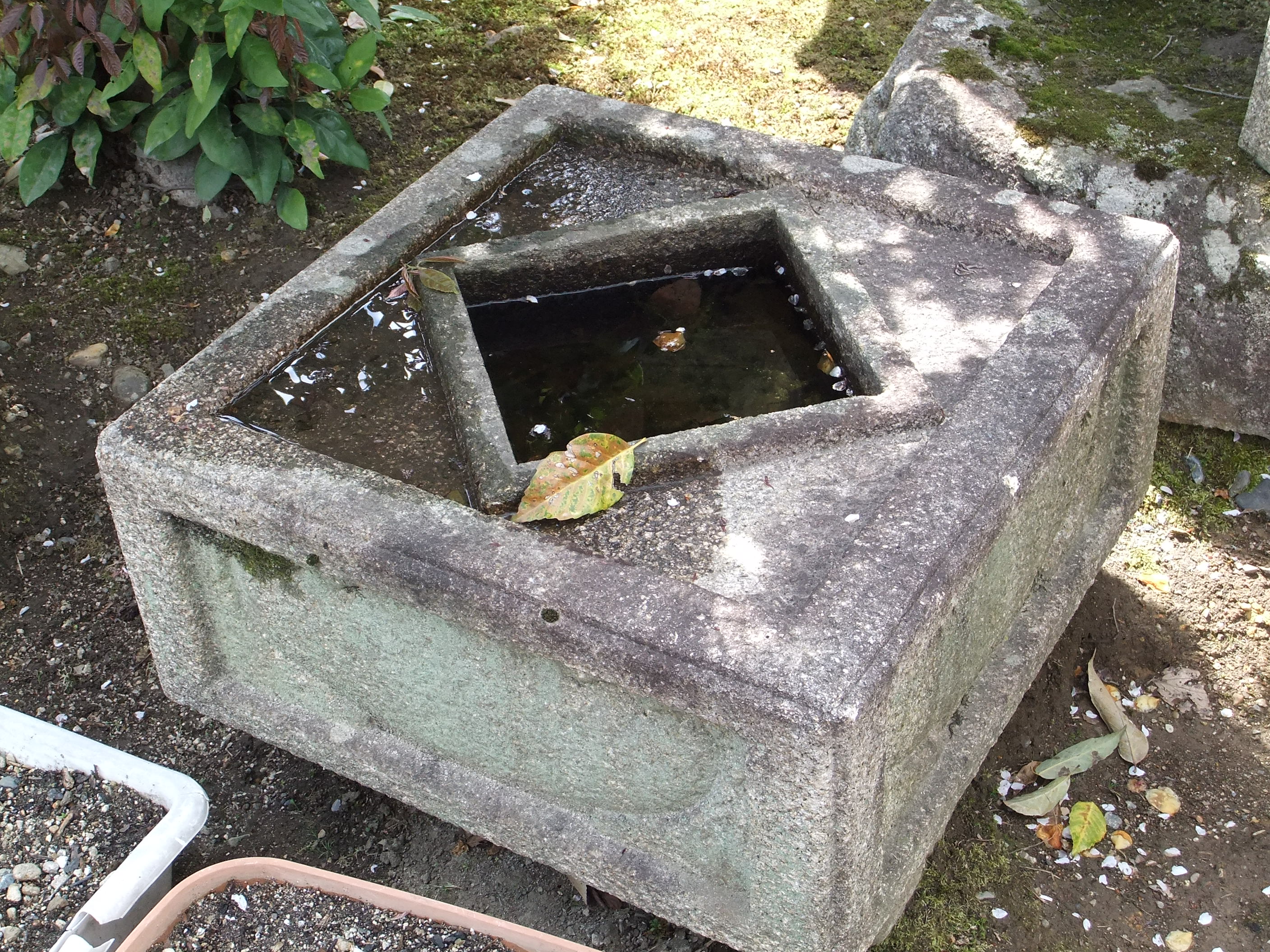 手水鉢 : 岩 崎 建 築 研 究 室 ・ 日 誌