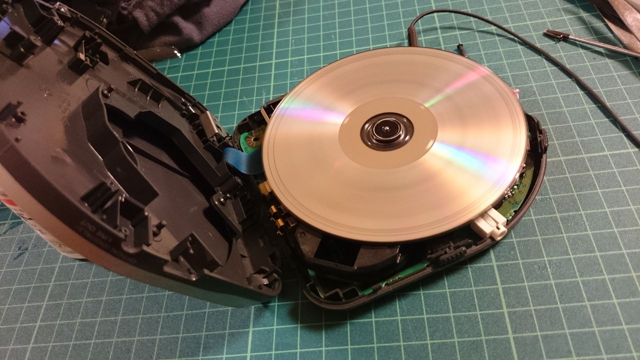 ジャンクで購入したポータブルｃｄプレイヤー ｐｃｄｐ のお手入れ方法 その２ イヤホン ヘッドホン リケーブルを楽しむ