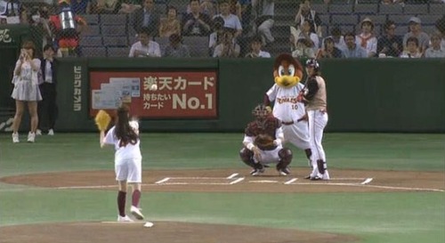 白石麻衣、始球式4
