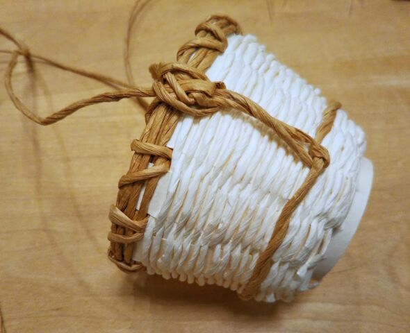 ペーパーフラワー 紙紐と紙コップで籠を編む 出来たをさがそ