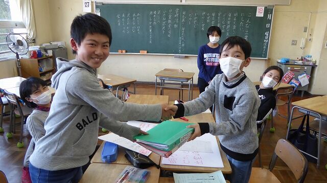 出雲崎小学校『出小日記』
ふた葉会児童会をバトンタッチ! ~児童会引き継ぎ~