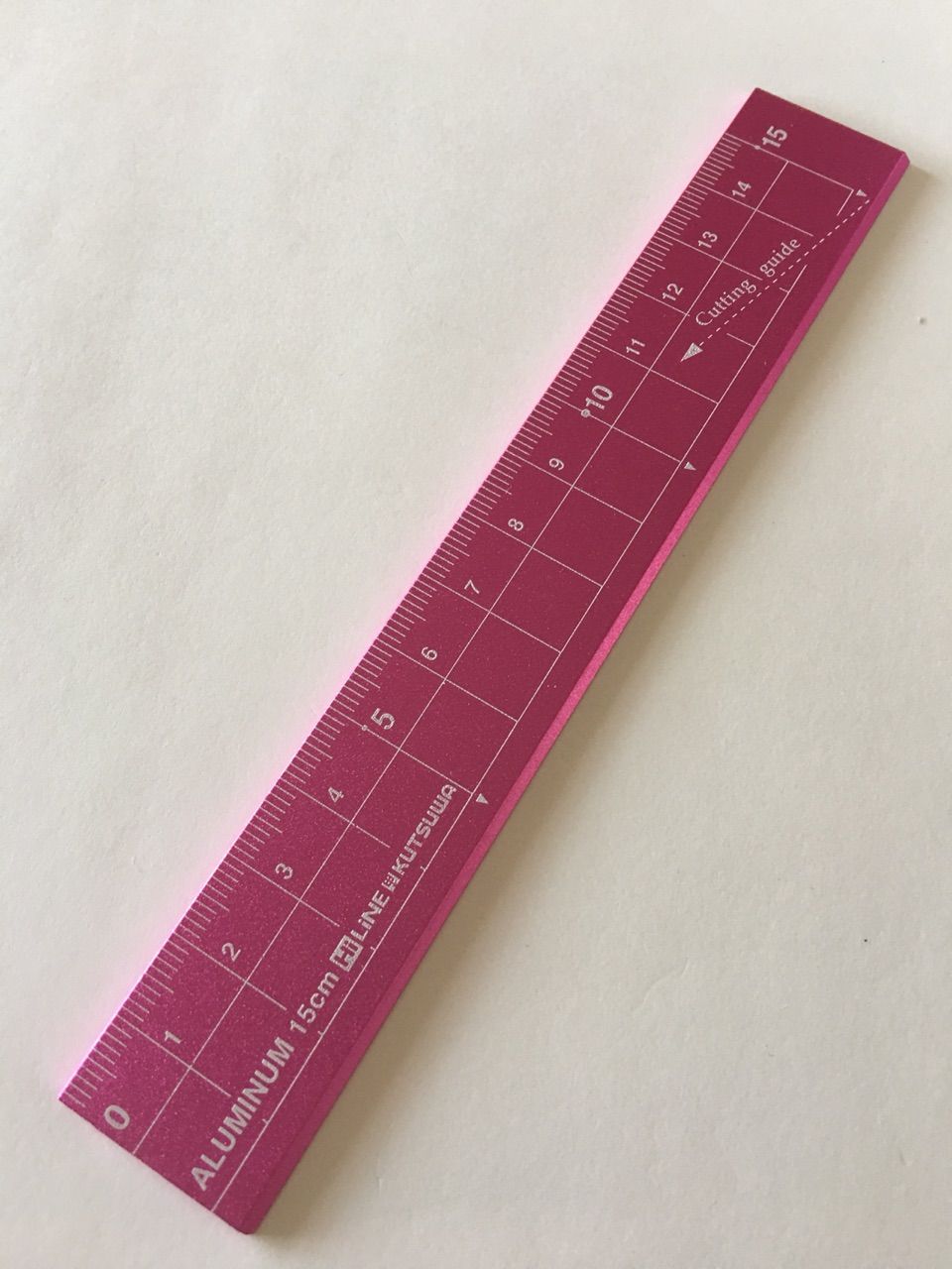 クツワ 紙をスパッと切り取る アルミ定規に 新しい仲間が登場 紙をスパッと切り取る 透明定規 文房具大好きオヤジの 前世は きっと文房具