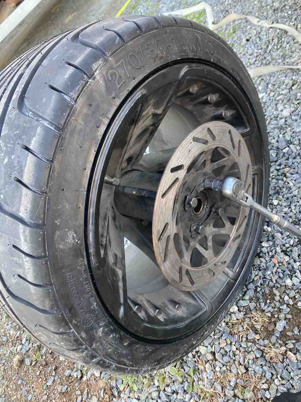 リアタイヤ交換 ウォンイット ファン クラブ Japan