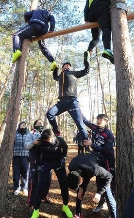 ファジアーノ岡山 今年も 珍キャンプ から昇格挑戦 ウォール アイランズ クモの巣 など難関の連続 ｊ２サッカー通信