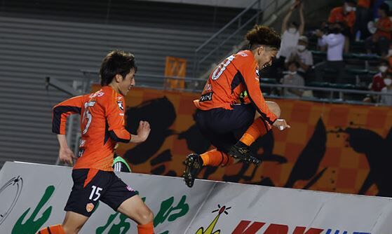 レノファ山口 3試合ぶりの白星 Fw池上丈二の今季初ゴールが決勝点 12戦無敗の好調山形に2 1で勝利 j2サッカー通信 レノファ山口 3試合ぶりの白星 Fw池上丈二の今季初ゴールが決勝点 12戦無敗の好調山形に2 1で勝利 j2サッカー通信