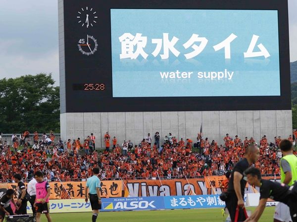 レノファ山口 小塚 岸田のゴールで後半戦を白星発進 ２ ０で勝ち点３ ｊ２サッカー通信