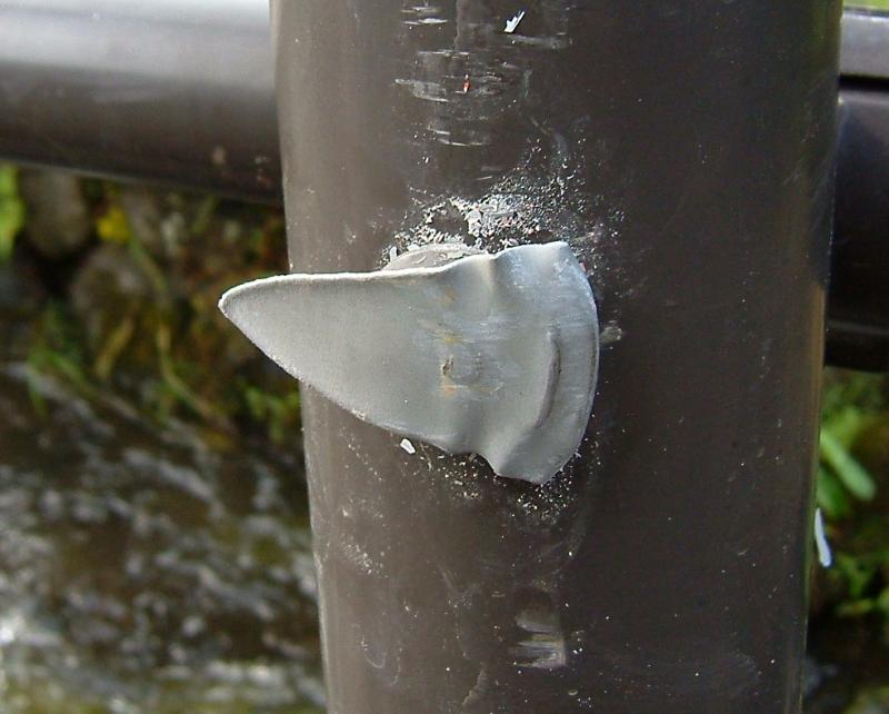 ガードレールに付く金属の三角片 信州人 夢旅あきのバカ体験記