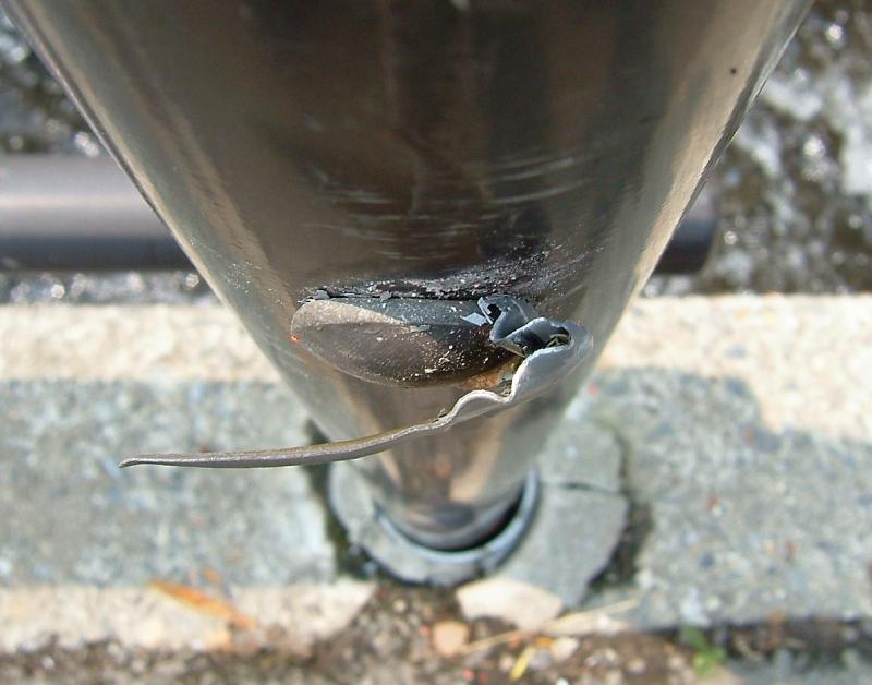 ガードレールに付く金属の三角片 信州人 夢旅あきのバカ体験記