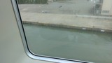 手を振る港職員