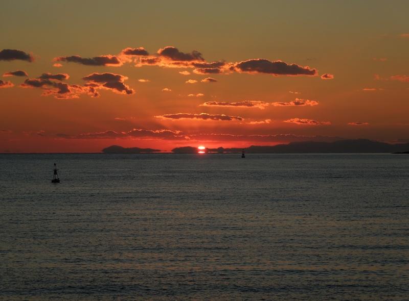 防府市向島運動公園から見た周防灘に沈む夕日 : 向島ポンポコ日記