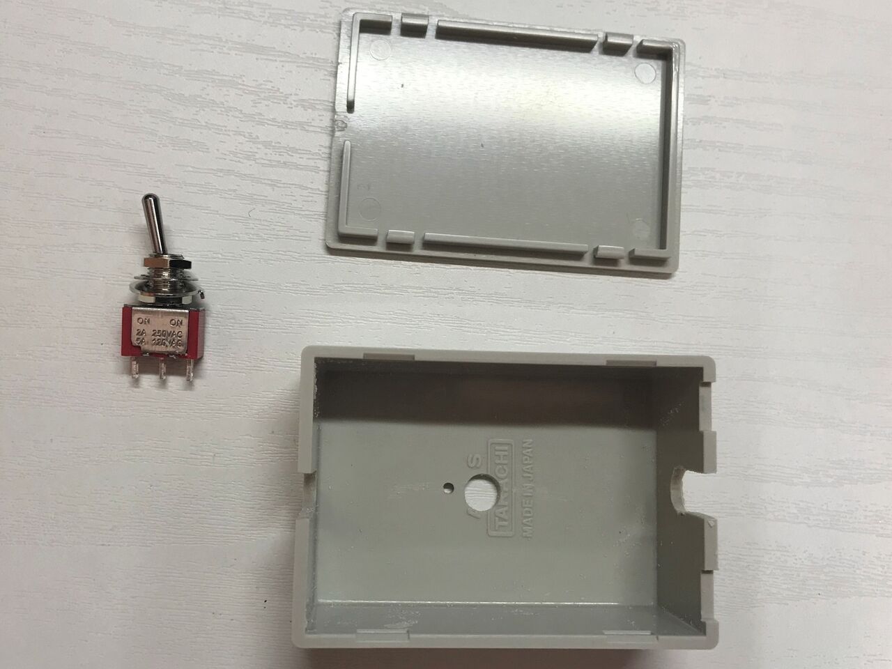 アイコム機 外部アンテナチューナー 切り離しスイッチ : 向島 アイコム機 外部アンテナチューナー 切り離しスイッチ : 向島