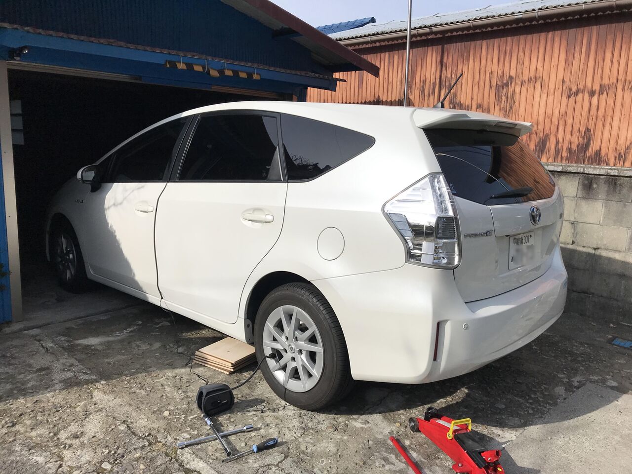 プリウスα タイヤ交換 ジャッキが不調だった : 向島ポンポコ日記