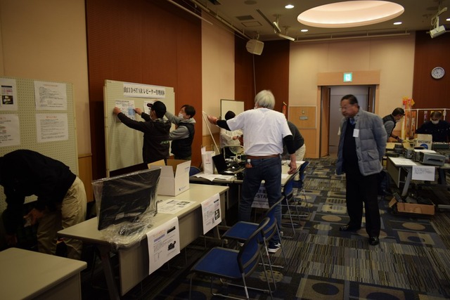 JM4GTU_展示会場設営中_10