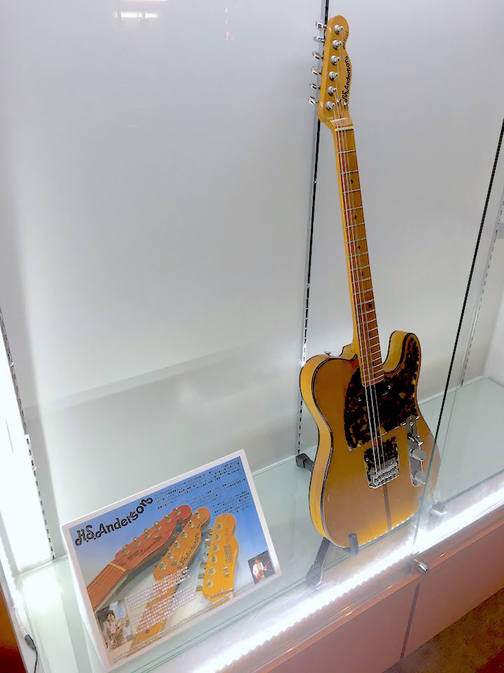 貴重なギターを展示中です♪ : 天然温泉ジャブ 53℃ かけ流し 貴重なギターを展示中です♪ : 天然温泉ジャブ 53℃ かけ流し