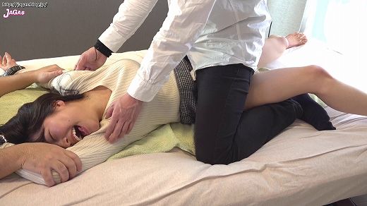腋をくすぐりされる女子アナ
