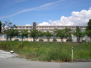 鳩里小学校まで900mです