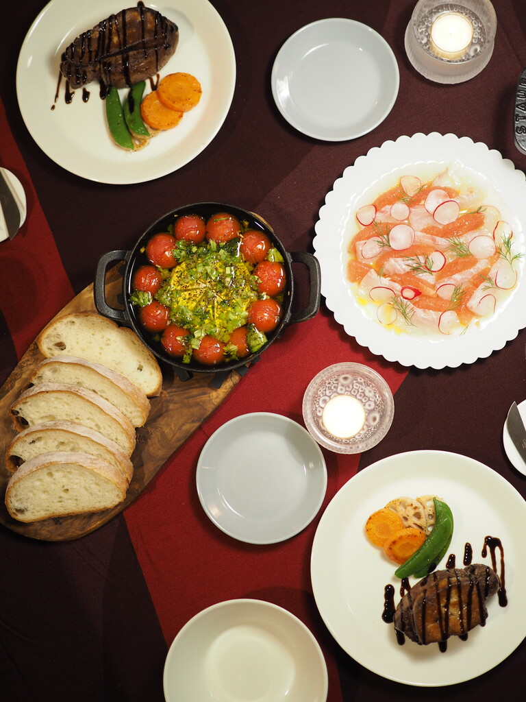 今年のカラーも素敵過ぎ！！食卓を彩る渋めカラーのテーブルクロス