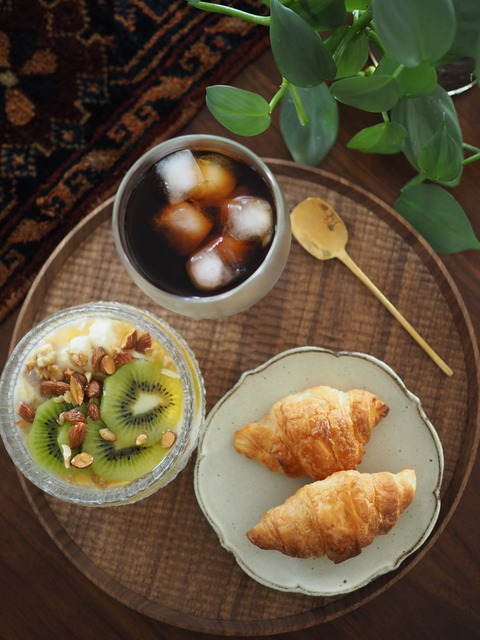 愛用のお盆。大好きなウォールナット材の物を新たに購入しました