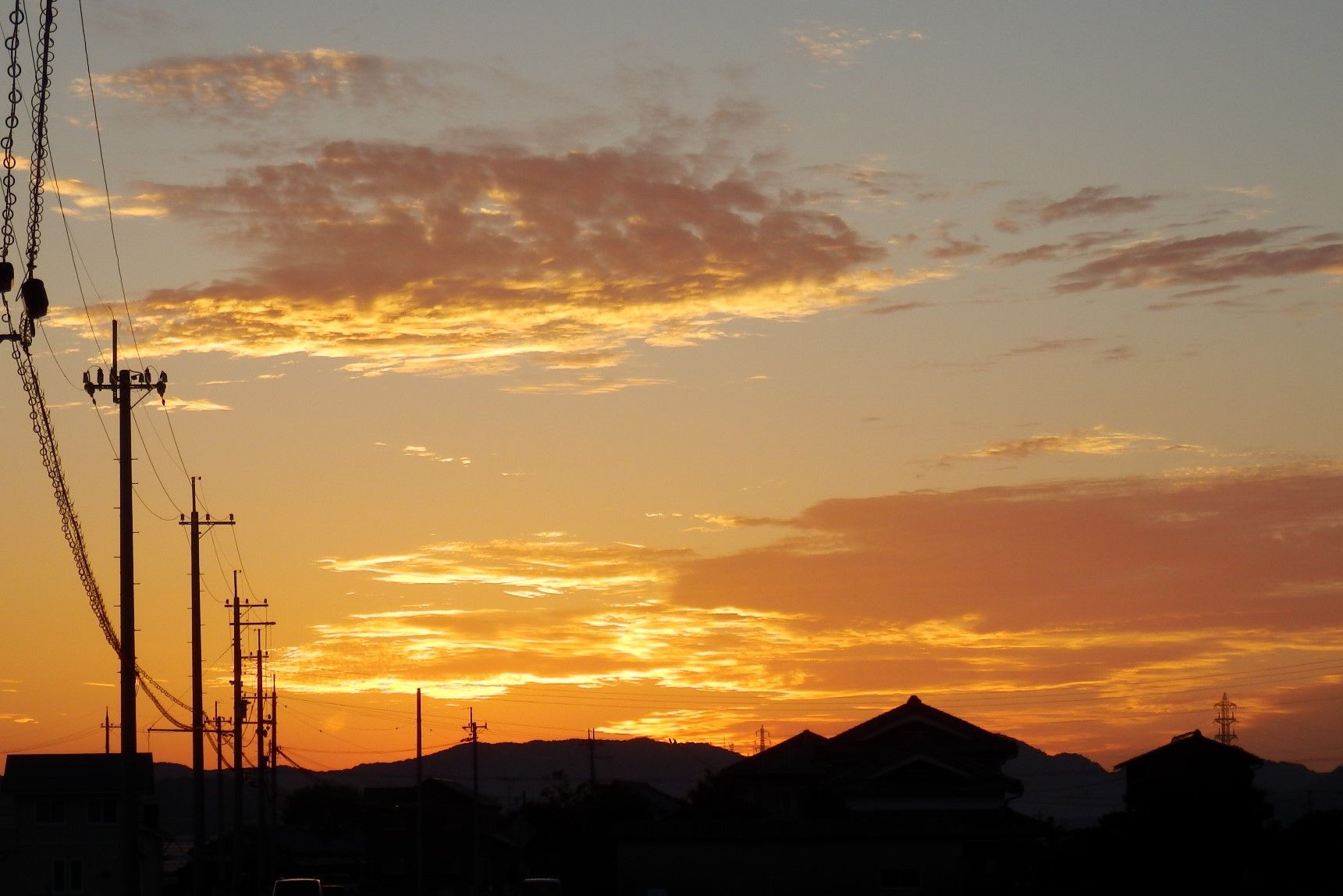 あすは大雨って本当 夕焼けなのに 小人閑居してあれこれもがく