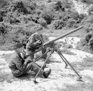 Members_of_Home_Guard_using_a_Northover_Projector-July_1941