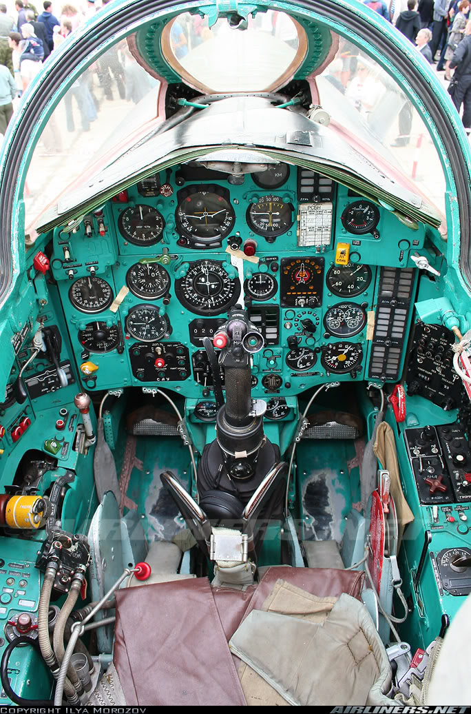 MiG-25コックピットの隠し技 : 蛇乃目伍長の「エアフォースの英国面に