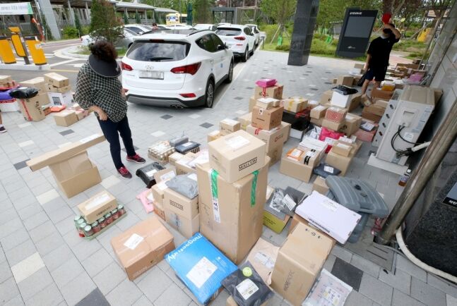 韓国 宅配便は危険だから乗り入れ禁止な 宅配便会社 だったら敷地にまとめて置いてくから勝手に持ってけ 日本と韓国は敵か 味方か 일본과 한국은 적 아군인가