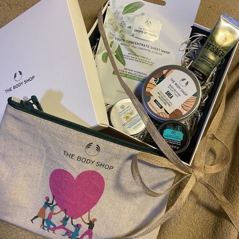 Body shop gift received by Japanese escort from client